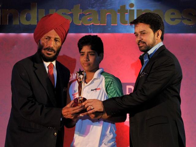 Milkha Singh and BCCI secretary Anurag Thakur present the HT Young Achievers’ Award to Haryana’s Soniya Gothra at the HT Youth Forum 2015. (Ravi Kumar/HT Photo)