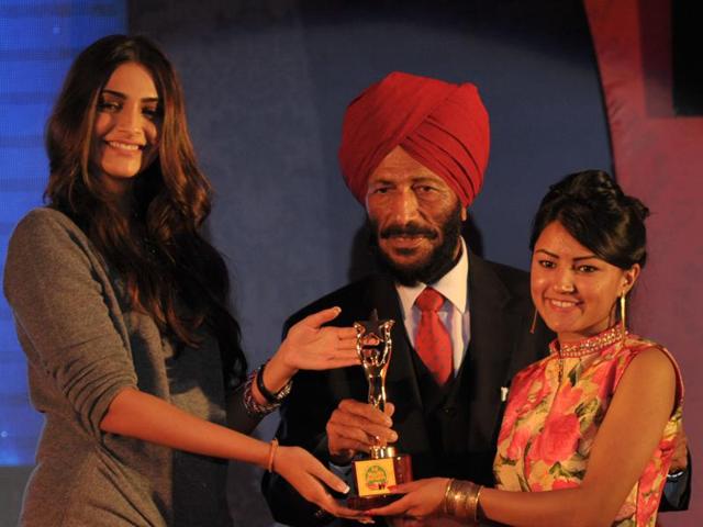Cricketer Sushma Verma receives the HT Young Achievers’ Award from Milkha Singh and Sonam Kapoor during the HT Youth Forum 2015. (Ravi Kumar/HT Photo)