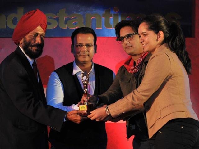 Shooter Anjum Moudgil receiving her award from Milkha Singh and actor Jimmy Sheirgill during the HT Youth Forum 2015. (Ravi Kumar/HT Photo)