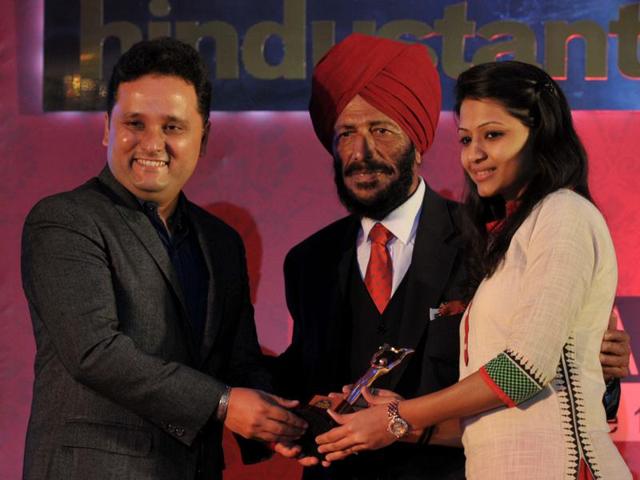 Graphic designer Anamika Gupta receiving her award from author Amish Tripathi and Milkha Singh during the ceremony. (Ravi Kumar/HT Photo)