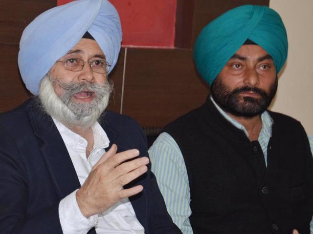 Former Aam Aadmi Party leader HS Phoolka(left) addressing a press conference.(Sameer Sehgal/HT) Former Aam Aadmi Party leader HS Phoolka(left) addressing a press conference.(Sameer Sehgal/HT)