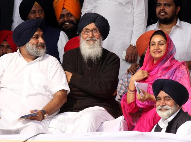 Punjab CM Parkash Singh Badal, his deputy Sukhbir Singh Badal and Union cabinet minister Harsimrat Kaur Badal during Sadbhawna rally in Bathinda on Monday.(Sanjeev Kumar/HT)