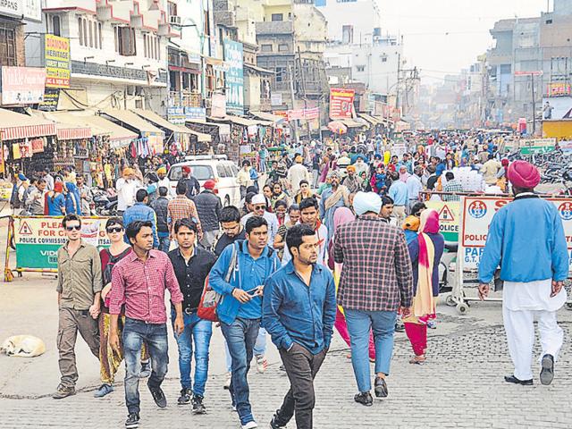 Amritsar witnessed complete normalcy with shops near the Golden Temple remaining open despite the bandh call by Dhian Singh Mand. (Sameer Sehgal/HT Photo) Amritsar witnessed complete normalcy with shops near the Golden Temple remaining open despite the bandh call by Dhian Singh Mand. (Sameer Sehgal/HT Photo)