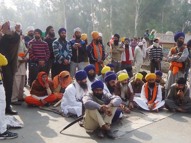 Sikh activists block Amritsar-Bathinda national highway at near Tarn Taran on Monday. (HT Photo) Sikh activists block Amritsar-Bathinda national highway at near Tarn Taran on Monday. (HT Photo)