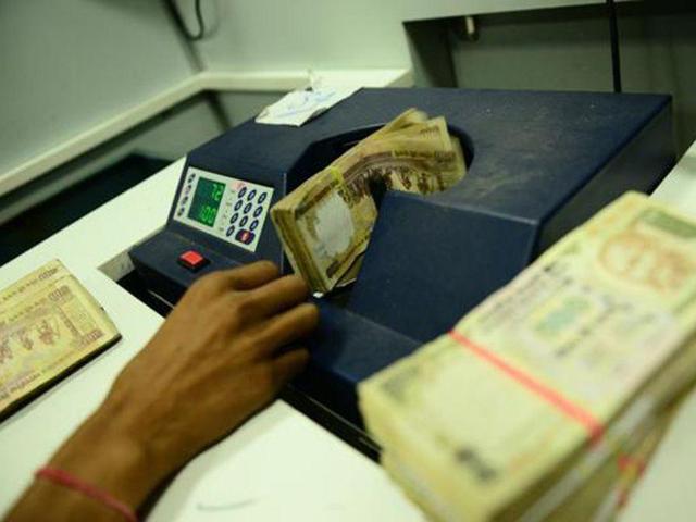 Dealers attributed the rupee’s fall to fresh demand for the US currency from importers and banks. (HT Photo) Dealers attributed the rupee’s fall to fresh demand for the US currency from importers and banks. (HT Photo)