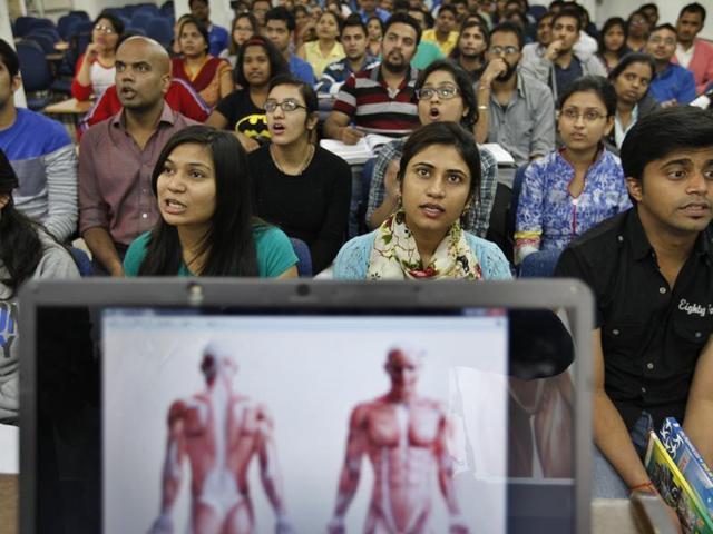 Students at DIAMS take a break between classes. While practical exposure is lacking for most foreign graduates, FMGE tuition classes are also mostly theoretical.(Raj K Raj/ Hindustan Times)