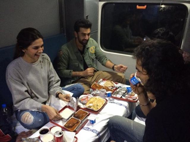 Ranbir Kapoor, Deepika Padukone and Imtiaz Ali enjoy their Indian Railways dinner during their train trip for Tamasha promotions. (Yogen Shah)