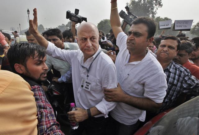 Actor Anupam Kher leading a march from India Gate to Rashtrapati Bhavan to protest voices being raised over "intolerance" in the country on November 7. (Hindustan Times) Actor Anupam Kher leading a march from India Gate to Rashtrapati Bhavan to protest voices being raised over "intolerance" in the country on November 7. (Hindustan Times)