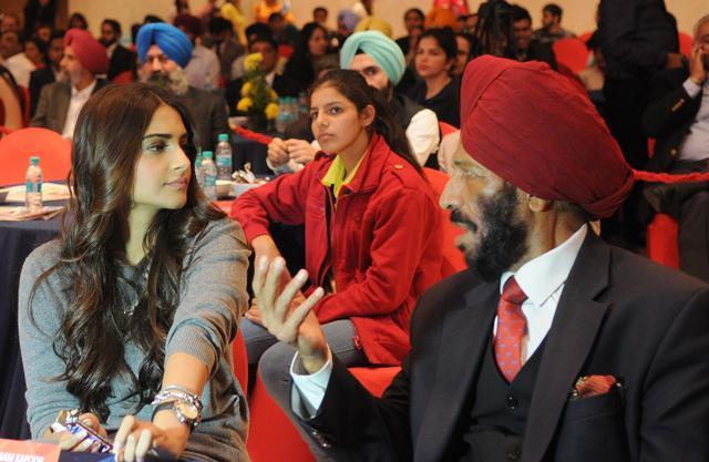 Actor Sonam Kapoor with Flying Sikh Milkha Singh during the event. (Gurminder Singh/HT ) Actor Sonam Kapoor with Flying Sikh Milkha Singh during the event. (Gurminder Singh/HT )