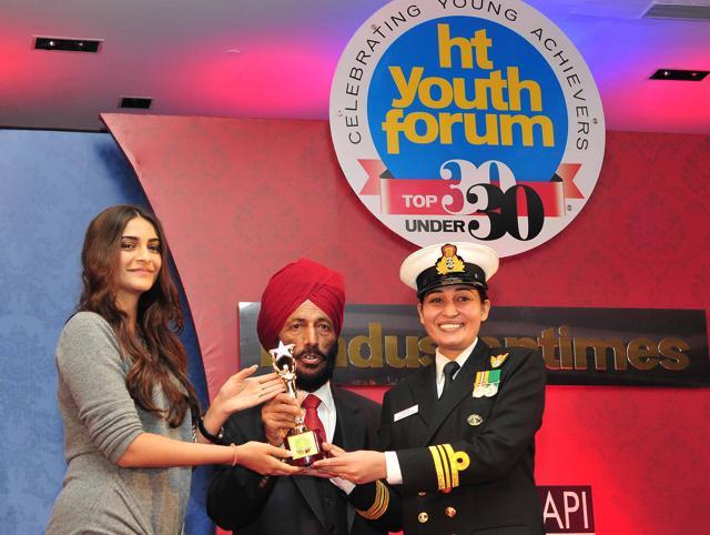 Lt Cdr Sandhya Chauhan receiving award from Chief guest Milkha Singh along with actor Sonam Kapoor during the 5th annual HT Youth 30 under 30 in Chandigarh on Monday. (HT Photo)
