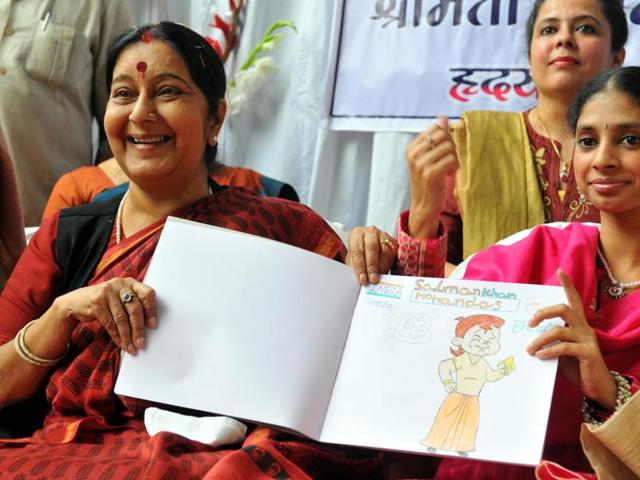 Geeta poses with the members of the IDBA and foreign minister Sushma Swaraj in Indore on Monday.(Shankar Mourya/HT Photo)