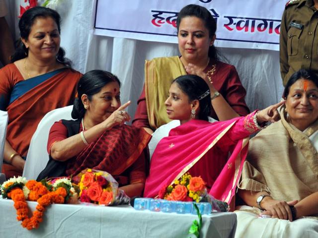 Geeta gestures to the media along with foreign minister Sushma Swaraj in Indore on Monday. (Shankar Mourya/HT Photo) Geeta gestures to the media along with foreign minister Sushma Swaraj in Indore on Monday. (Shankar Mourya/HT Photo)