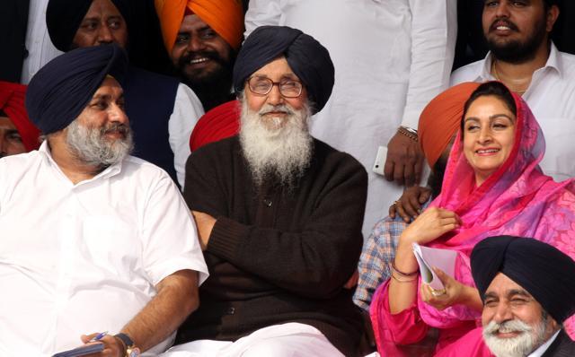 Punjab chief minister Parkash Singh Badal , deputy CM Sukhbir Singh Badal and union minister Harsimrat Kaur Badal during a rally in Bathinda on Monday. (Sanjeev Kumar/HT ) Punjab chief minister Parkash Singh Badal , deputy CM Sukhbir Singh Badal and union minister Harsimrat Kaur Badal during a rally in Bathinda on Monday. (Sanjeev Kumar/HT )