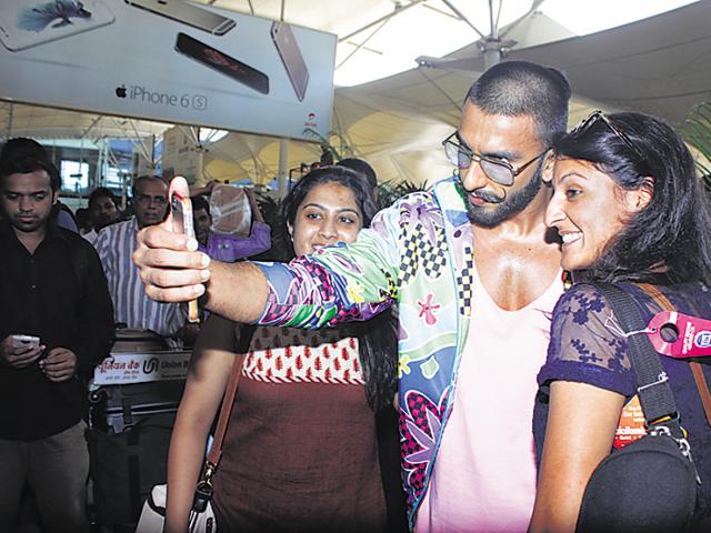 Ranveer Singh takes selfies with fans at Mumbai airport. (Photo: Yogen Shah)