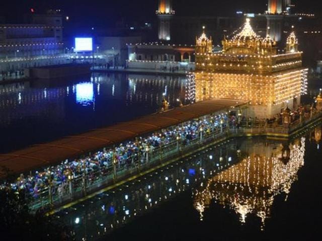 Golden temple illuminated with lights on the eve of Gurpurab.(Sameer Sehgal/HT Photo) Golden temple illuminated with lights on the eve of Gurpurab.(Sameer Sehgal/HT Photo)