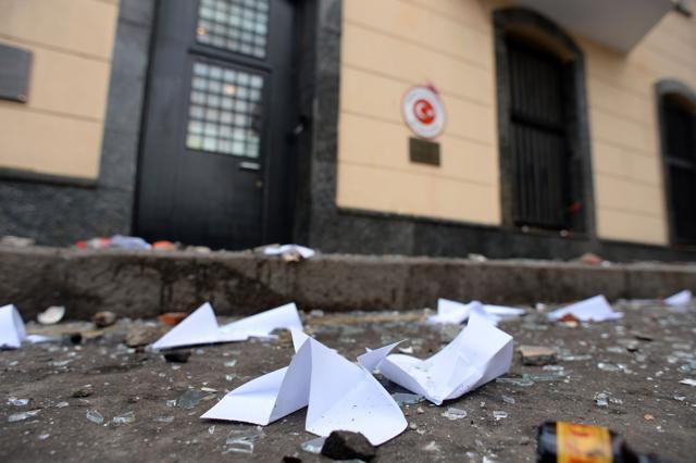 Paper planes are seen among debris outside the Turkish embassy in Moscow after an anti-Turkey picket. Turkey shot down a Russian war plane on the Syrian border, with tensions spiralling as Russian President Vladimir Putin warned Ankara its "stab in the back" would have serious consequences. (AFP Photo) Paper planes are seen among debris outside the Turkish embassy in Moscow after an anti-Turkey picket. Turkey shot down a Russian war plane on the Syrian border, with tensions spiralling as Russian President Vladimir Putin warned Ankara its "stab in the back" would have serious consequences. (AFP Photo)