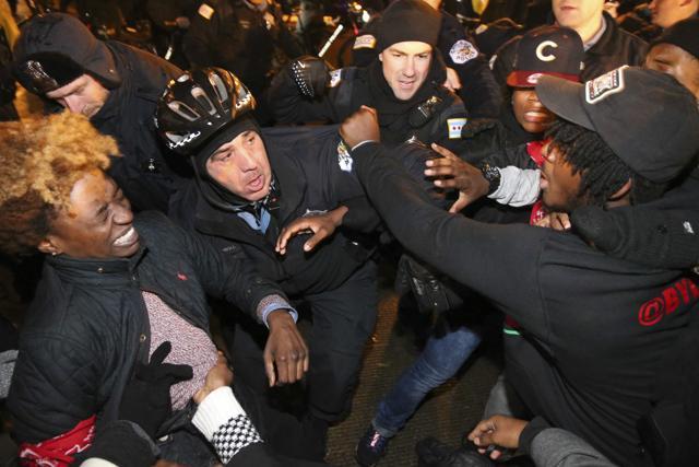 Chicago police scuffle with protesters in Chicago. (AP)