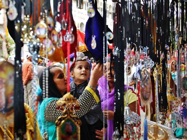 People celebrate Guru Nanak Jayanti, at Ghatkopar, in Thane. (Praful Gangurde/HT Photo) People celebrate Guru Nanak Jayanti, at Ghatkopar, in Thane. (Praful Gangurde/HT Photo)