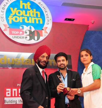 MP Anurag Thakur and Milkha Singh honouring one of the achievers at the event. (HT Photo ) MP Anurag Thakur and Milkha Singh honouring one of the achievers at the event. (HT Photo )