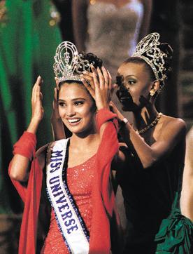Lara Dutta wore a Hemant Trevedi outfit when she was crowned Miss Universe in 2000. (AFP)
