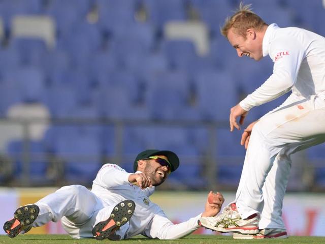 South Africa's Simon Harmer (R) runs towards teammate JP Duminy (L) after he took a catch to dismiss India's Wriddhiman Saha on the first day of the third Test match at The Vidarbha Cricket Association Stadium in Nagpur on November 25, 2015. (AFP Photo) South Africa's Simon Harmer (R) runs towards teammate JP Duminy (L) after he took a catch to dismiss India's Wriddhiman Saha on the first day of the third Test match at The Vidarbha Cricket Association Stadium in Nagpur on November 25, 2015. (AFP Photo)