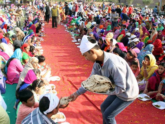 Devotees partake ‘langar’ (community kitchen) as a mark of celebration at Gurdwara Qila Mubarak Sahib in Bathinda on Wednesday. (Sanjeev Kumar/HT Photo)