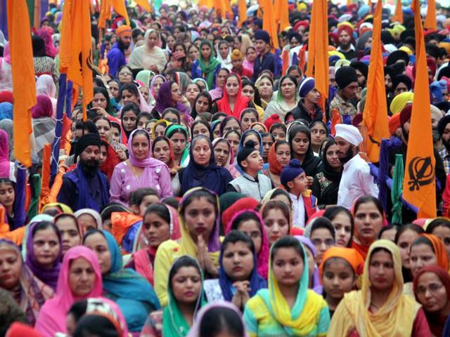 Devotees offer prayers on the occasion of Gurpurab (Guru Nanak Jayanti). (Nitin Kanotra/ HT Photo) Devotees offer prayers on the occasion of Gurpurab (Guru Nanak Jayanti). (Nitin Kanotra/ HT Photo)