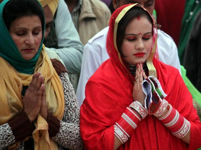 Devotees offering prayers on the occasion of Gurpurab in Jammu on Wednesday. (Nitin Kanotra/HT Photo)
