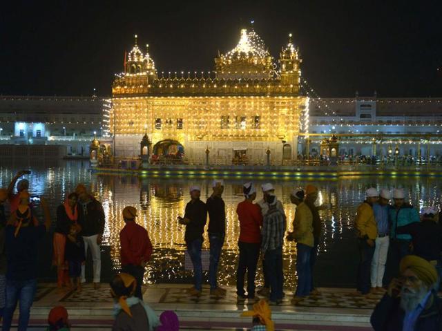 Sikh pilgrims from different parts of the world attended religious rituals to pay their respect to the founder of Sikhism -- Sri Guru Nanak Dev. (AFP Photo) Sikh pilgrims from different parts of the world attended religious rituals to pay their respect to the founder of Sikhism -- Sri Guru Nanak Dev. (AFP Photo)