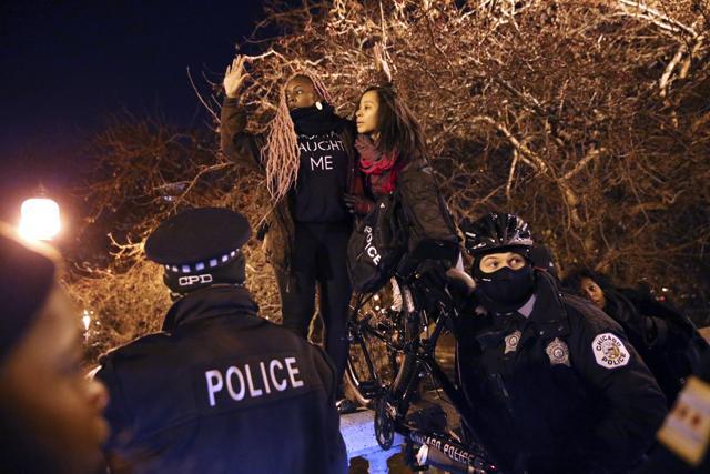 Police officers block protesters in Chicago. (AP)