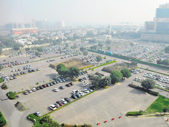Very few cars were seen parked in the surface parking lot near Cyber Hub on the weekly car-free day observed on Tuesday.(Abhinav Saha/HT Photo) Very few cars were seen parked in the surface parking lot near Cyber Hub on the weekly car-free day observed on Tuesday.(Abhinav Saha/HT Photo)