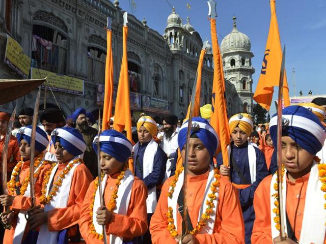 Pakistani and Indian Sikh devotees gather as they take part in a ritual procession at a shrine in Nankana Sahib, some 75 kms west of Lahore, on the occasion of the 546th birth anniversary of Guru Nanak Dev. (AFP Photo) Pakistani and Indian Sikh devotees gather as they take part in a ritual procession at a shrine in Nankana Sahib, some 75 kms west of Lahore, on the occasion of the 546th birth anniversary of Guru Nanak Dev. (AFP Photo)