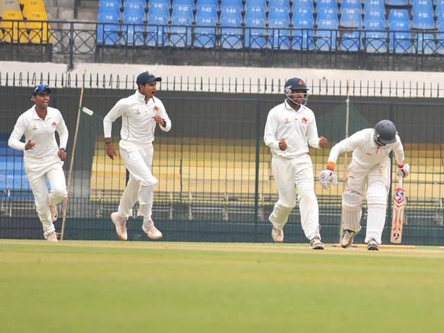 Jalaj Saxena plays a sweep shot during his 79-run knock in the second innings against Mumbai, in Indore on Tuesday.(Shankar Mourya/HT) Jalaj Saxena plays a sweep shot during his 79-run knock in the second innings against Mumbai, in Indore on Tuesday.(Shankar Mourya/HT)