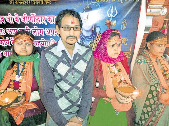 Hundreds of married women throng Kamleshwar Mahadev temple for the annual Baikunth Chaturdashi fair for a male child.(HT Photo) Hundreds of married women throng Kamleshwar Mahadev temple for the annual Baikunth Chaturdashi fair for a male child.(HT Photo)