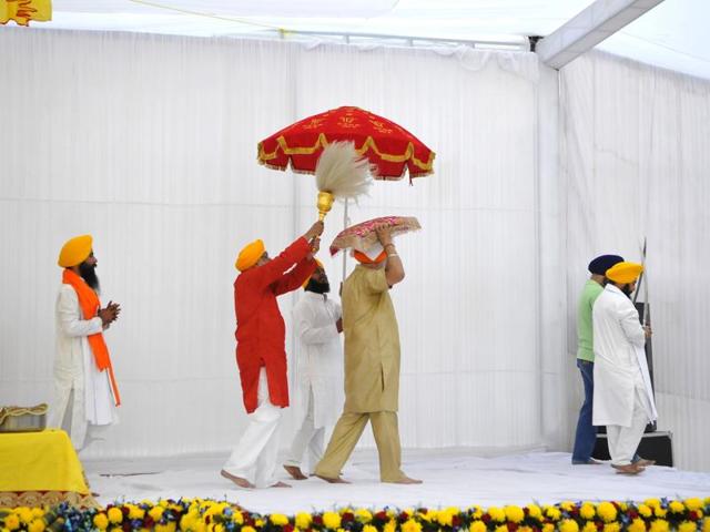 A ‘sevakaar’ takes the Guru Granth Sahib, Sikhism’s holy book, on his head from the Chowki to sukhaasan after prayers, in Gurgaon. (Abhinav Saha/HT Photo) A ‘sevakaar’ takes the Guru Granth Sahib, Sikhism’s holy book, on his head from the Chowki to sukhaasan after prayers, in Gurgaon. (Abhinav Saha/HT Photo)