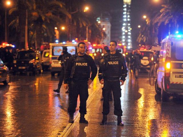 Tunisian police block the road leading to the site of an explosion on a bus transporting Tunisia's presidential guard, in central Tunis. (AFP Photo) Tunisian police block the road leading to the site of an explosion on a bus transporting Tunisia's presidential guard, in central Tunis. (AFP Photo)