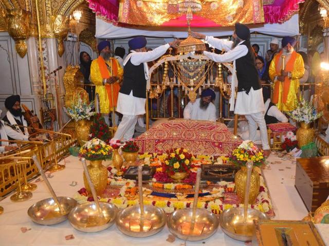 A view of the ‘Jalau’ (show of splendour) displayed in the sanctum at Golden Temple on the occasion of the 547th birth anniversary of Guru Nanak Dev, in Amritsar. (Sameer Sehgal/HT Photo) A view of the ‘Jalau’ (show of splendour) displayed in the sanctum at Golden Temple on the occasion of the 547th birth anniversary of Guru Nanak Dev, in Amritsar. (Sameer Sehgal/HT Photo)