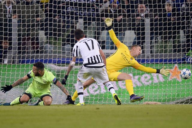 Croatia’s Mario Mandzukic (C) scores the winner for Juventus. (AFP Photo)
