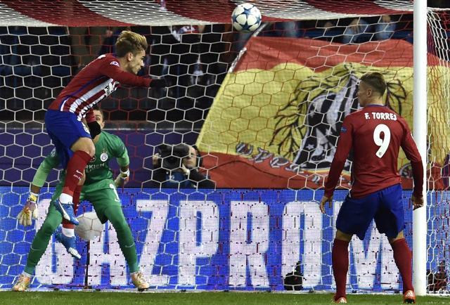 Atletico Madrid's French forward Antoine Griezmann (L top) heads to score in front of Galatasaray's Uruguayan goalkeeper Fernando Muslera (L bottom). (AFP Photo)