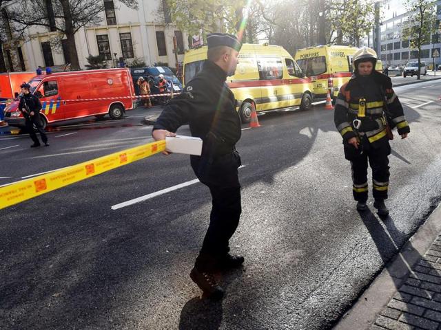 Policemen and firemen set a security cordon around Brussels' Great Mosque in Brussels on November 26, 2015.(AFP) Policemen and firemen set a security cordon around Brussels' Great Mosque in Brussels on November 26, 2015.(AFP)