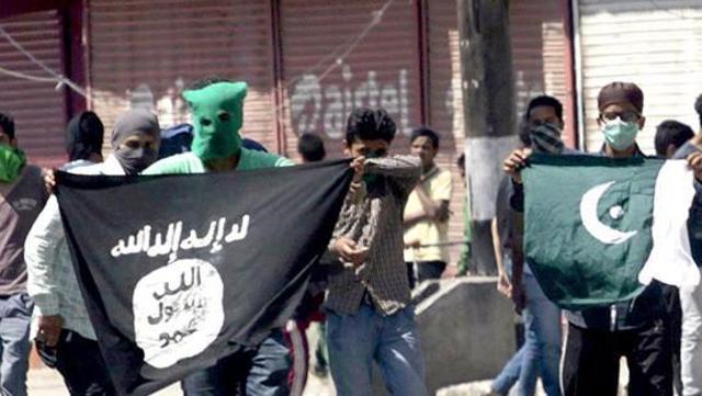 File photo of Kashmiri protesters displaying the flags of IS and Pakistan flag during a protest against the alleged desecration of Jamia Masjid by police in Srinagar, Jammu-Kashmir. (HT file photo)