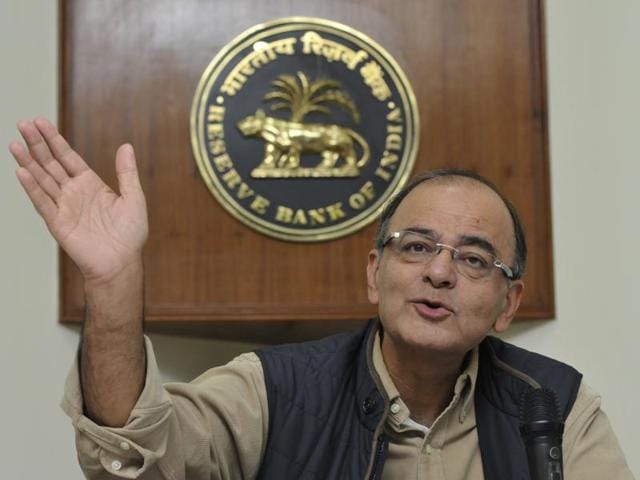 Finance minister Arun Jaitley briefs media personnel after Quarterly Review Meeting with Public Sector Banks, in New Delhi.(Vipin Kumar/HT File Photo)