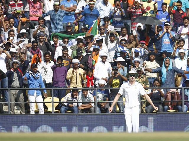 South Africa’s Morne Morkel entertains the crowd while fielding near the boundary. (Santosh Harhare/HT Photo) South Africa’s Morne Morkel entertains the crowd while fielding near the boundary. (Santosh Harhare/HT Photo)