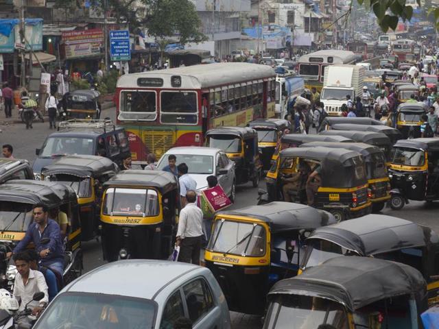 The area outside Andheri station is inundated by unruly autorickshaws that cause major traffic jams.(Satish Bate/HT)