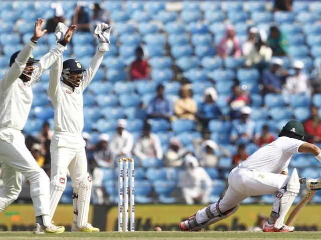 Indian fielders appeal successfuly for an LBW decision against South Africa’s JP Duminy. (Santosh Harhare/HT Photo) Indian fielders appeal successfuly for an LBW decision against South Africa’s JP Duminy. (Santosh Harhare/HT Photo)