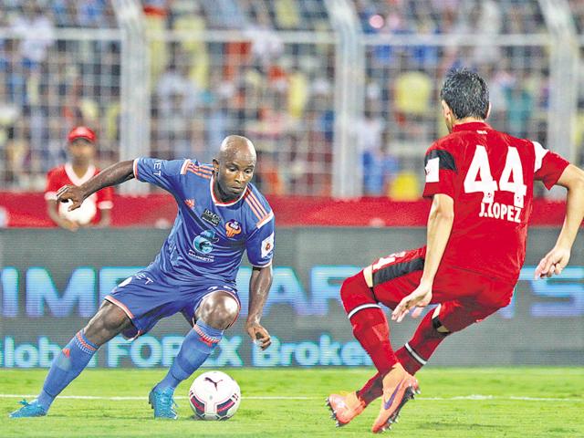 A late goal from FC Goa (blue) saw them snatch a point at home against NorthEast.(Pratham Gokhale/HT Photo)