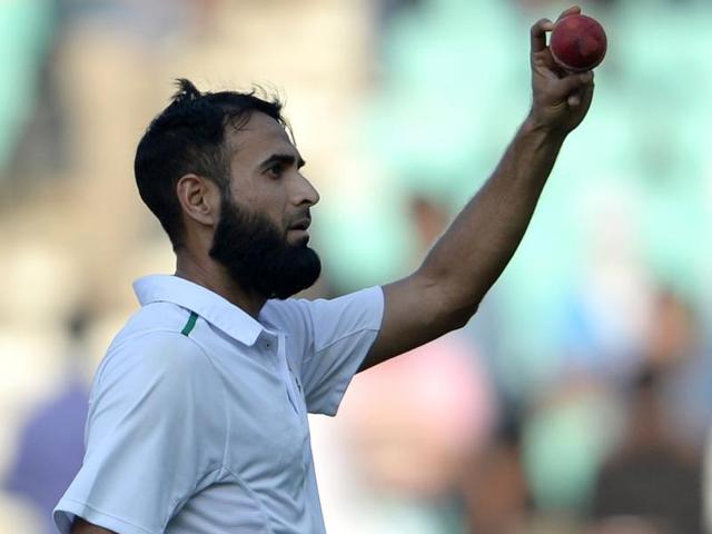 South Africa's Imran Tahir holds the ball aloft after taking five wickets in India's second innings on the second day of the third Test match at The Vidarbha Cricket Association Stadium in Nagpur on November 26, 2015. (AFP Photo) South Africa's Imran Tahir holds the ball aloft after taking five wickets in India's second innings on the second day of the third Test match at The Vidarbha Cricket Association Stadium in Nagpur on November 26, 2015. (AFP Photo)