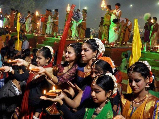 Devotees performing Maha Gomti Aarti on the occasion of Kartik Purnima on the bank of Gomti river in Lucknow on Wednesday. (PTI) Devotees performing Maha Gomti Aarti on the occasion of Kartik Purnima on the bank of Gomti river in Lucknow on Wednesday. (PTI)