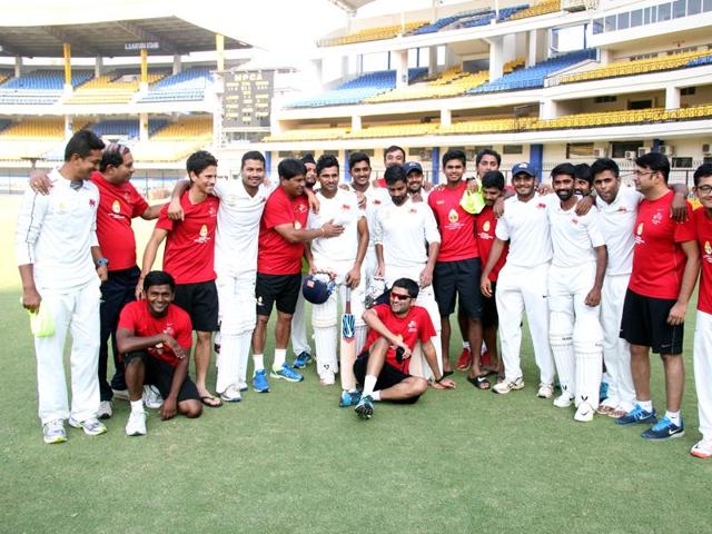 Cricketers exchange pleasantries after Mumbai scored a thrilling three-wicket win over Madhya Pradesh at the Holkar stadium in Indore on Wednesday.(Arun Mondhe/ HT Photo) Cricketers exchange pleasantries after Mumbai scored a thrilling three-wicket win over Madhya Pradesh at the Holkar stadium in Indore on Wednesday.(Arun Mondhe/ HT Photo)