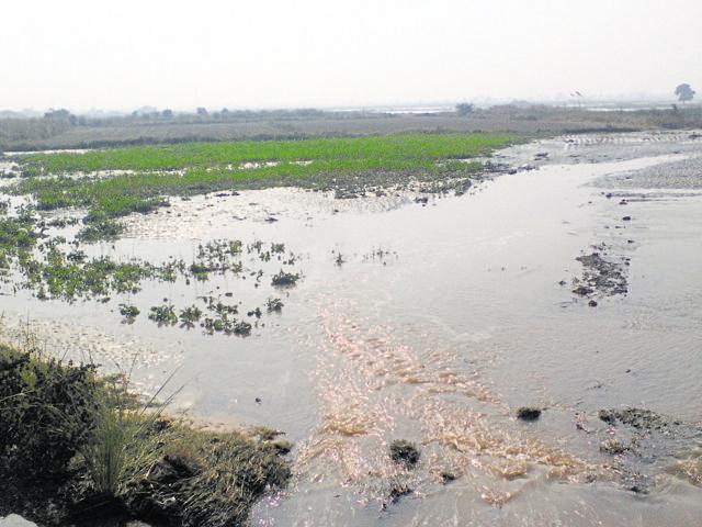Although the 50-m breach near Bhadsa village, about 16km from Gurgaon, was temporarily repaired on Wednesday morning, Huda and irrigation department officials have partially restored water supply. (HT Photo) Although the 50-m breach near Bhadsa village, about 16km from Gurgaon, was temporarily repaired on Wednesday morning, Huda and irrigation department officials have partially restored water supply. (HT Photo)